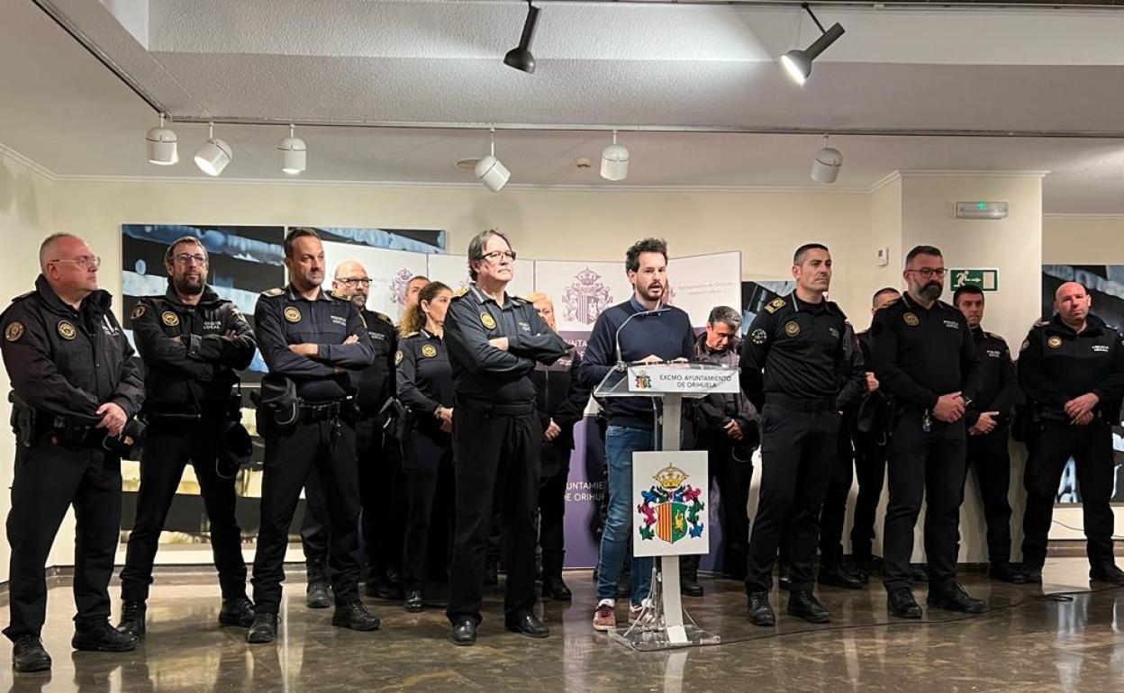 Antonio Sánchez, concejal de Seguridad Ciudadana, con José María Pomares, Intendente Jefe de la Policía Local, y oficiales.