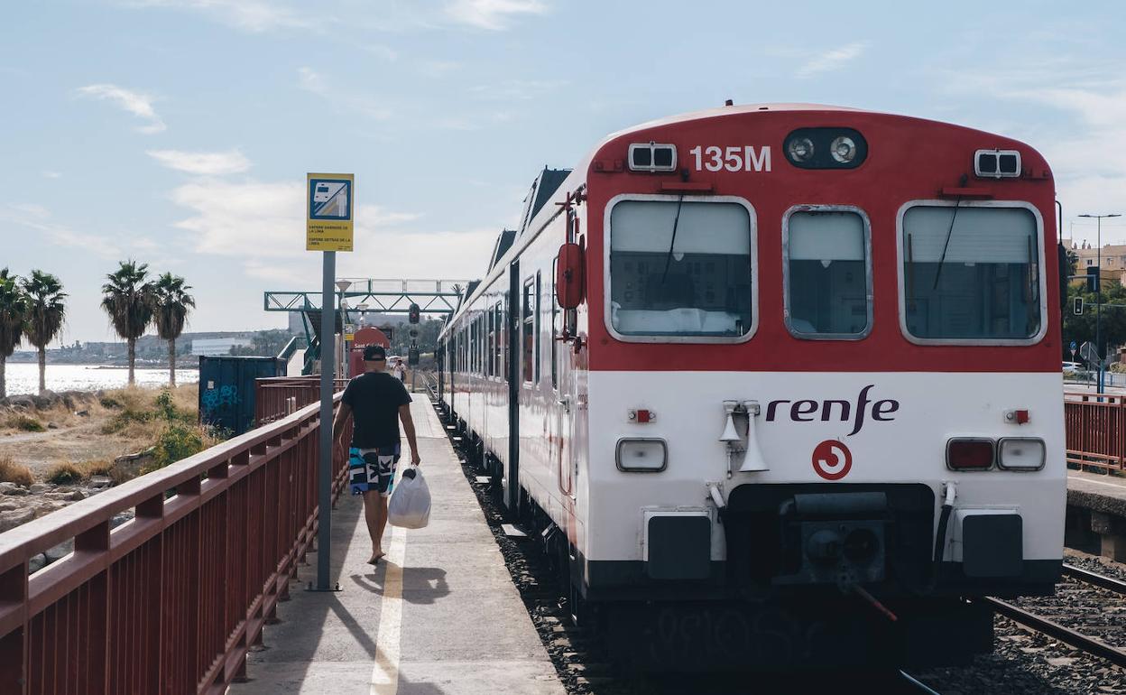 Un tren de cercanías de la provincia de Alicante circulando