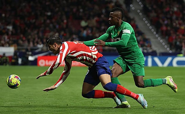 Helibelton Palacios pelea el balón con Morata 