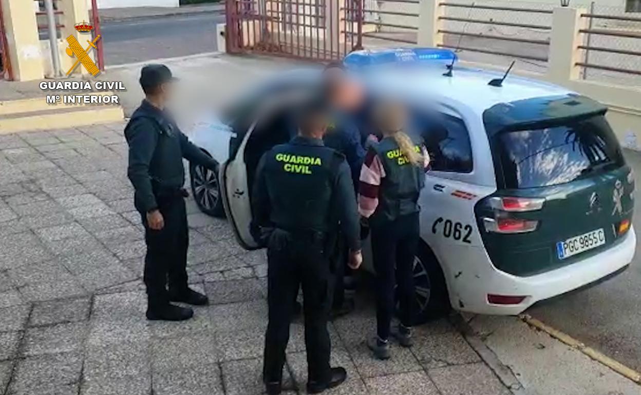 Momento de la detención a cargo de la Guardia Civil 