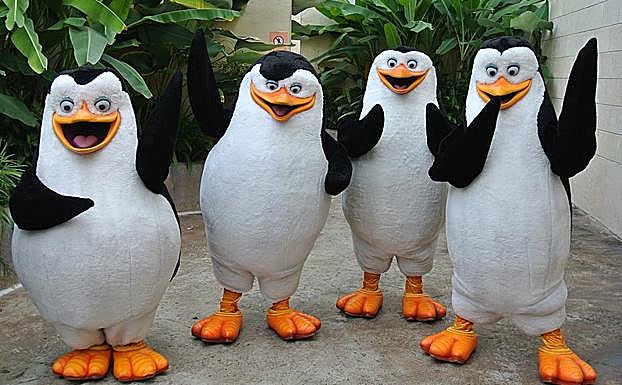 Los pingüinos y lemures de 'Madagascar' se cuelan en la cabalgata de Reyes de Alicante