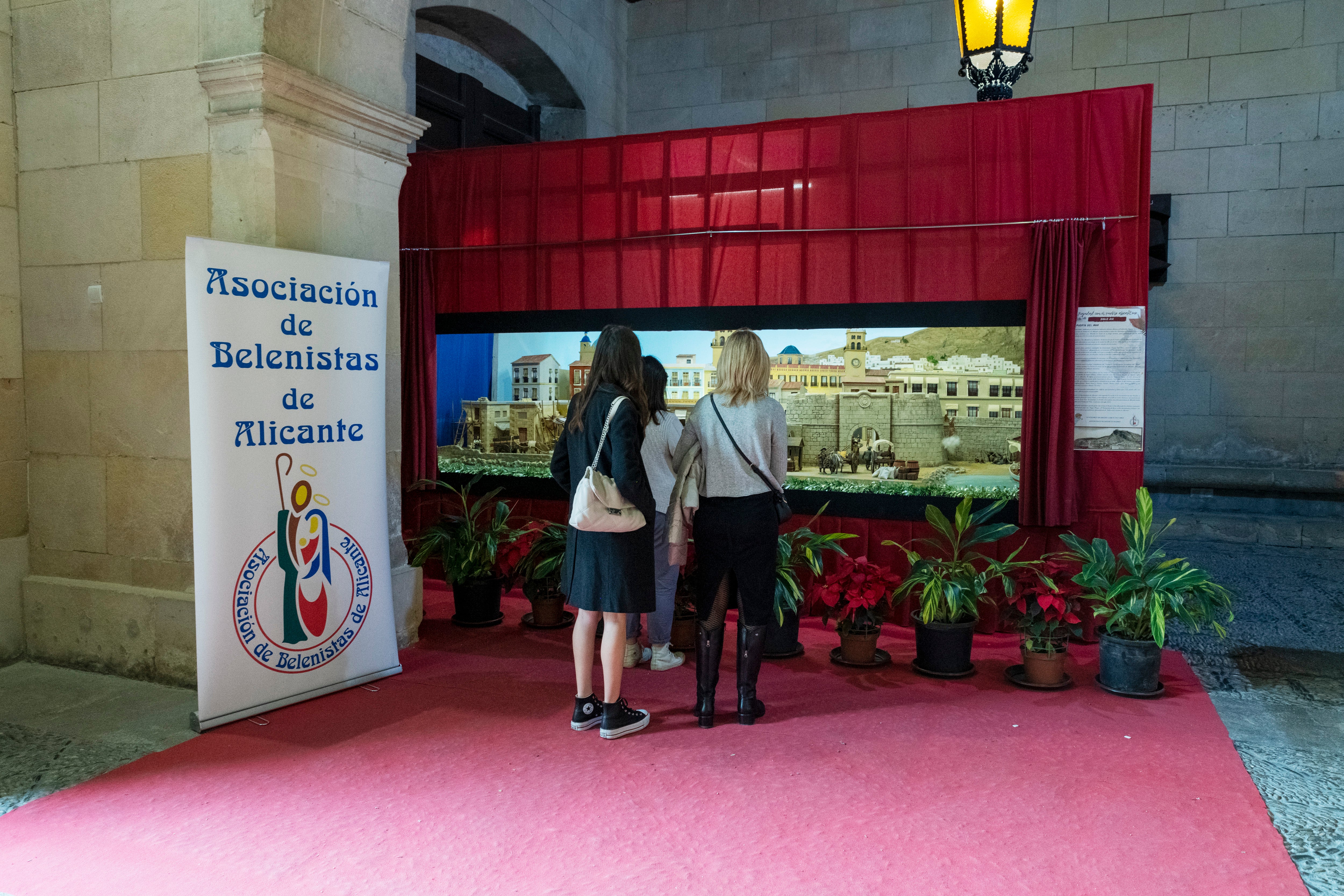 Fotos: Así el belén que muestra la Alicante histórica