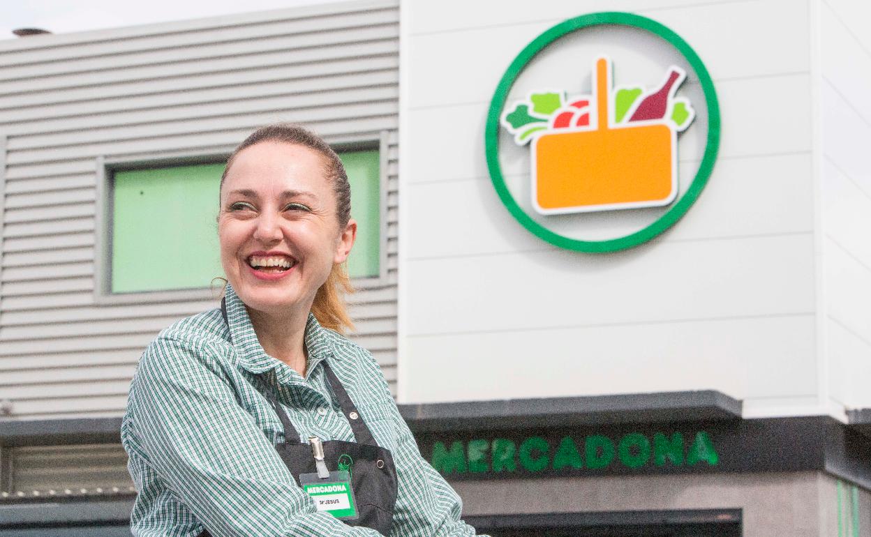 Trabajadora de Mercadona, en un supermercado. 