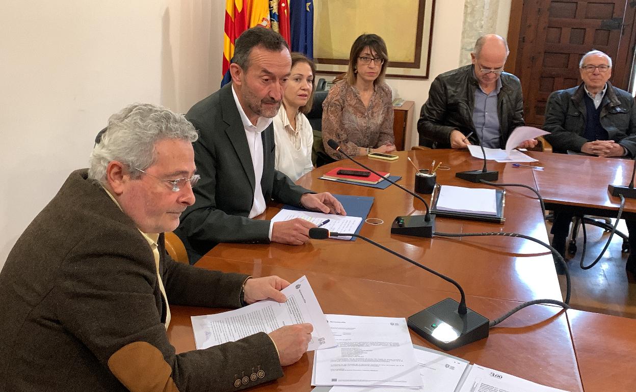 El alcalde de Elche, Carlos González, durante el acto de compra de los terrenos a los propietarios. 