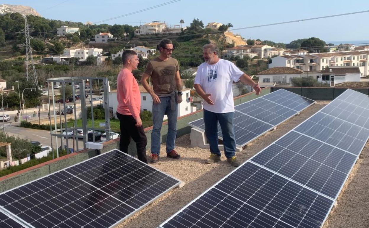 Los ediles, comprobando las nuevas instalaciones fotovoltaicas.