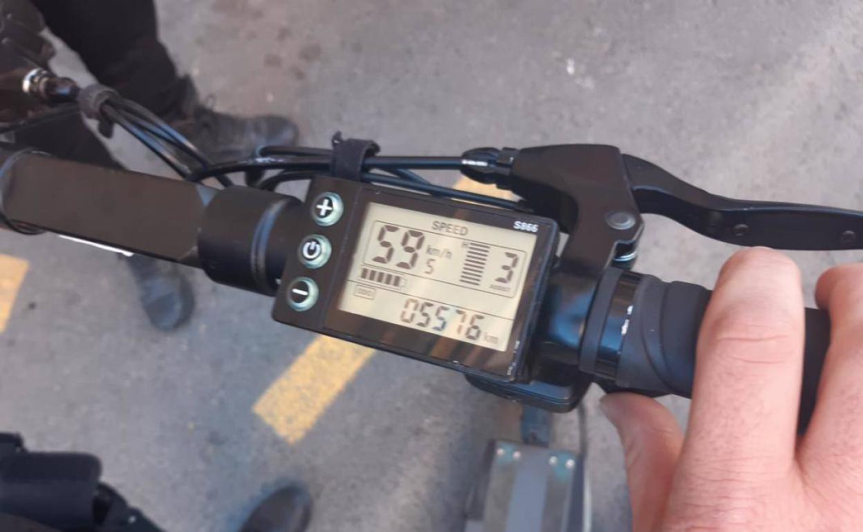 Fotografía de la Policía Local de Elche con la velocidad registrada por el patinete.