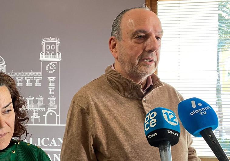 El secretario general socialista, Miguel Millana en declaraciones en el Ayuntamiento de Alicante