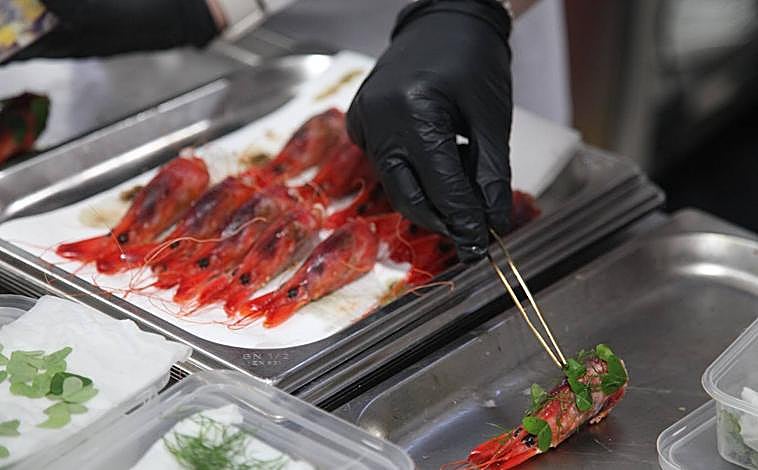 Imagen principal - Preparación del plato ganador del tercer premio. 