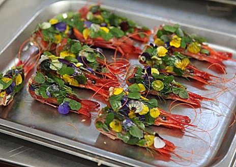 Imagen secundaria 1 - Preparación del plato ganador del tercer premio. 