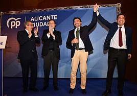 Carlos Mazón y Luis Barcala levantan el brazo, en presencia del presidente del PP provincial, Toni Pérez, y del expresidente del Gobierno Mariano Rajoy.