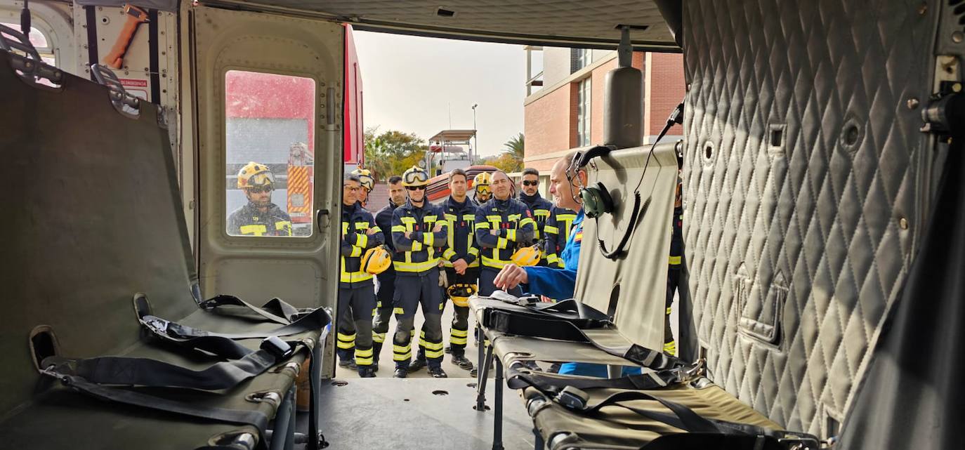 Imagen principal - Los Bomberos de Alicante se entrenan para rescates en helicóptero en Tabarca