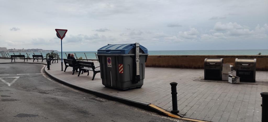 Contenedores soterrados junto a uno de los tradicionales.