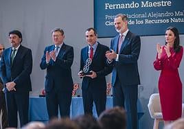 Fernando Maestre recoge el Premio Nacional de Investigación de la mano de los reyes de España.