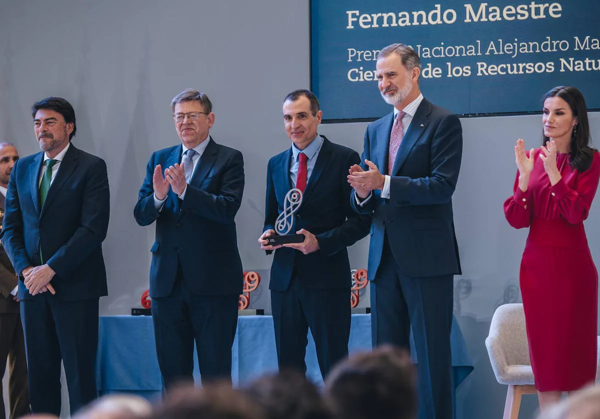 Fernando Maestre recoge el Premio Nacional de Investigación de la mano de los reyes de España.