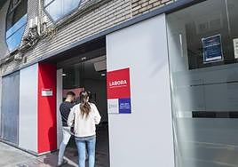 Dos jóvenes entran a las oficinas del paro en Benalúa, Alicante