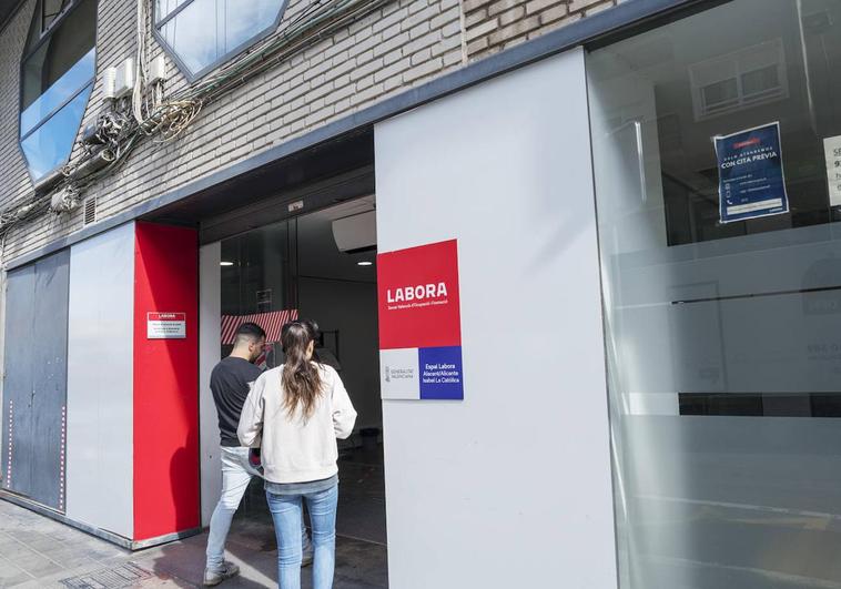 Los servicios y la industria tiran de la reducción del paro en Alicante