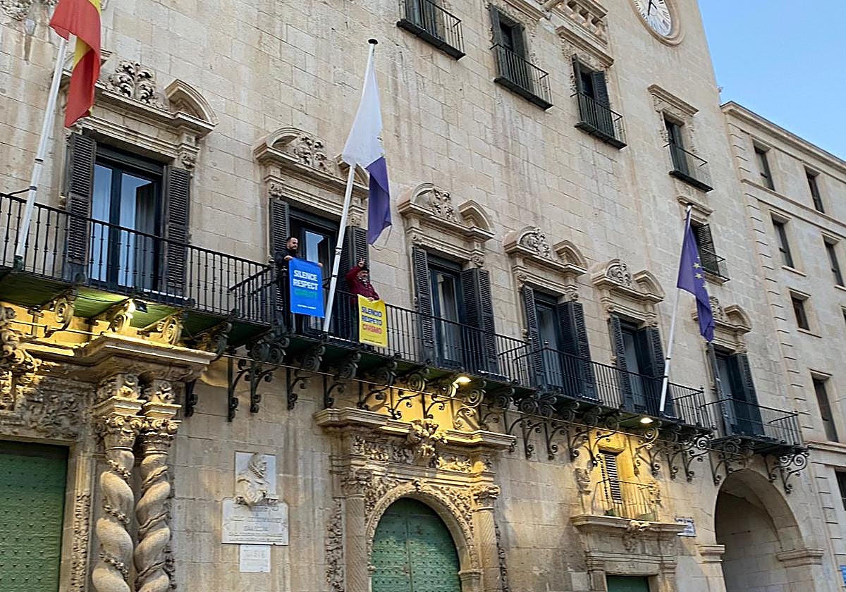 Momento en el que el concejal coloca la pancarta.