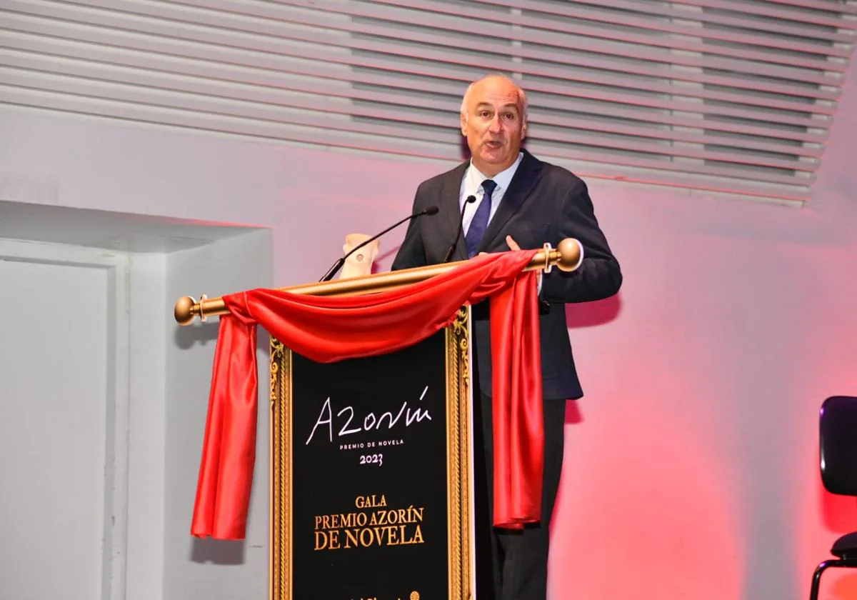 Fernando Benzo Sáinz recoge el 30 Premio Azorín con su novela 'Los perseguidos'.