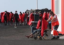 Cruz Roja atiende a inmigrantes llegados en patera.