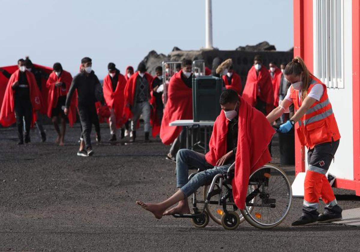 Cruz Roja atiende a inmigrantes llegados en patera.