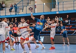 Iker Serrano lanza a portería ante el PAUC francés