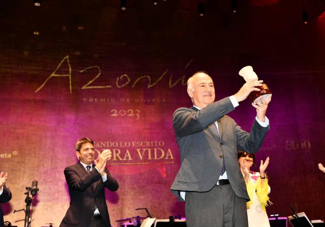Benzo Sáinz alza el Premio Azorín 2023.