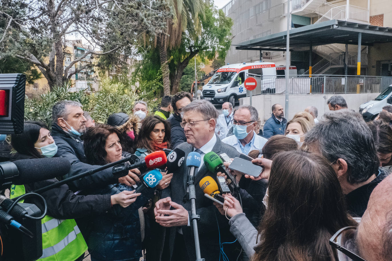 Ximo Puig rodeado por una nube de periodistas en una reciente visita al Hospital General de Alicante.