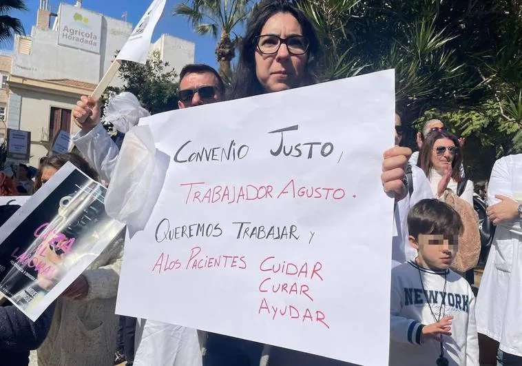 Una de las manifestantes, con las reivindicaciones del colectivo sanitario de Torrevieja.
