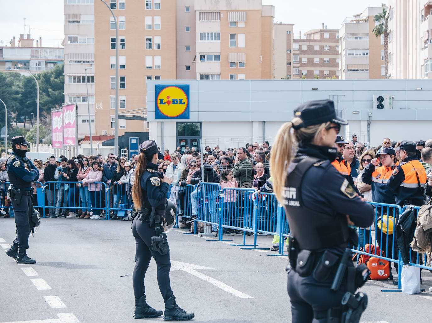 La tercera mascletà de las Hogueras viste Alicante de color y ruido