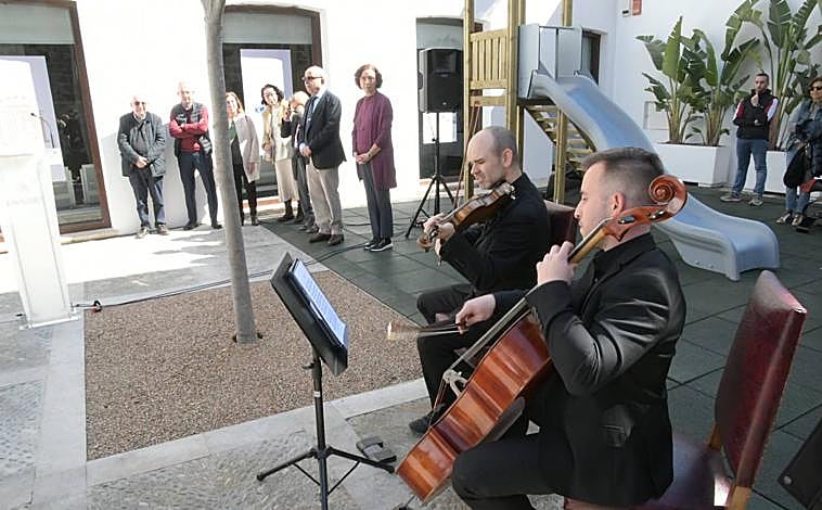 Imagen principal - Varios momentos del acto de homenaje a 'Doña Ramona'.