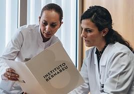 Andrea Bernabeu, codirectora médica del Instituto Bernbau (derecha) analizando un informe en su consulta.