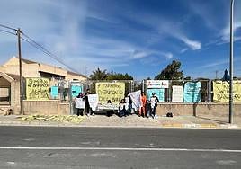 Padres de los alumnos de Siete Enanitos con pancartas contra el traslado.