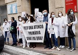 Concentración de médicos este lunes a las puertas de un centro de salud de Alcoi