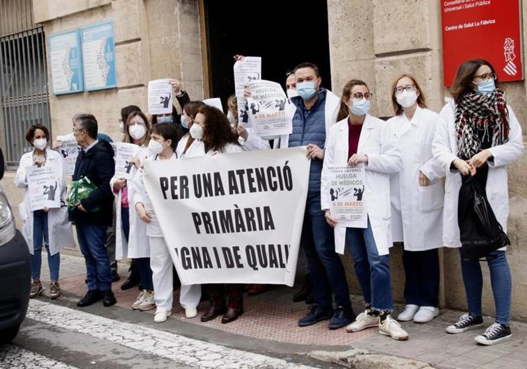 Sanidad cifra en un 7,4% el seguimiento de la huelga de médicos y el sindicato habla de «abusivos» servicios mínimos