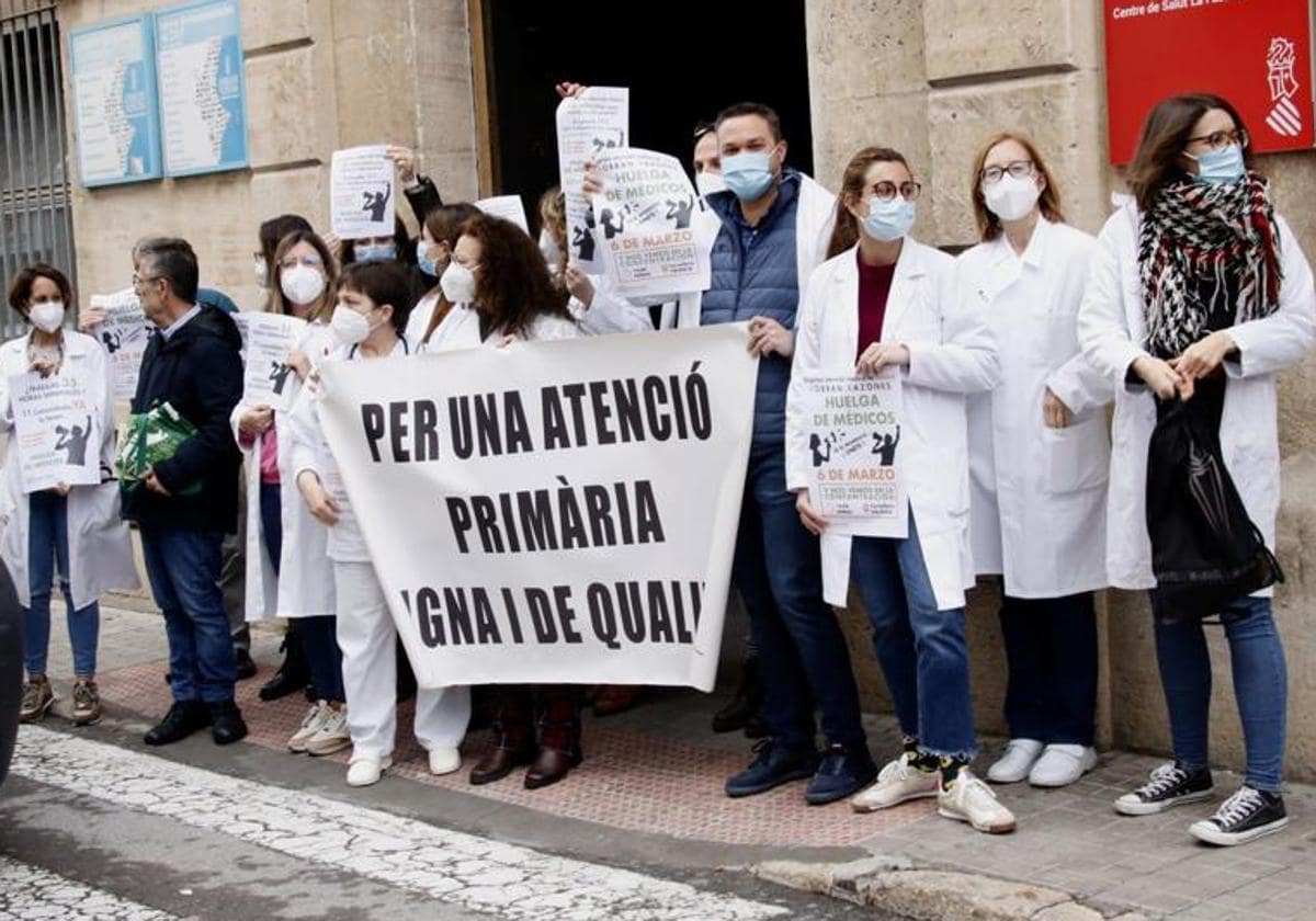 Concentración de médicos este lunes a las puertas de un centro de salud de Alcoi