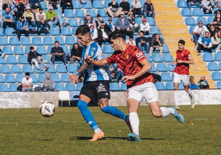 Cristian Cedrés protege el balón ante un jugador del Mallorca B