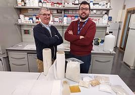 Ignacio Martín junto a Daniel Domene en su laboratorio.