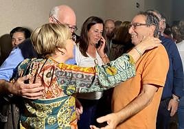 Ana Barceló saluda a Ángel Franco en la noche de las primarias socialistas.