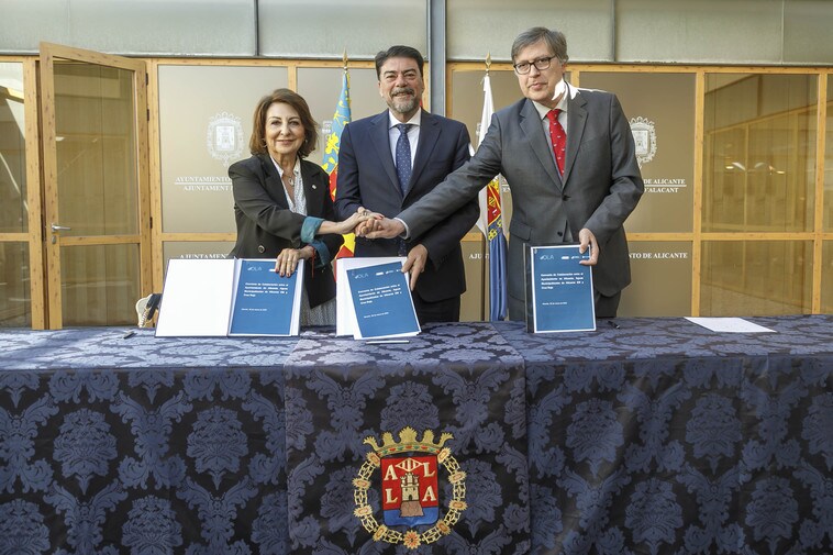 Luis Barcala, alcalde de Alicante, Remedios Alarcón, presidenta local de Cruz Roja, y Javier Díez, director general de Aguas Municipalizadas de Alicante (Amaem) durante la firma del convenio