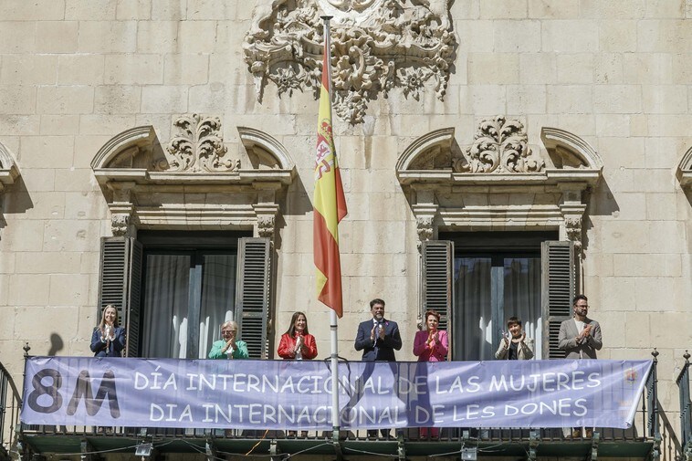 Despliegue de la pancarta en el balcón del Ayuntamiento de Alicante