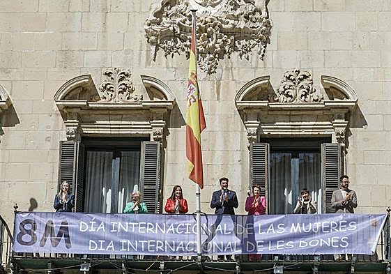 Despliegue de la pancarta en el balcón del Ayuntamiento de Alicante