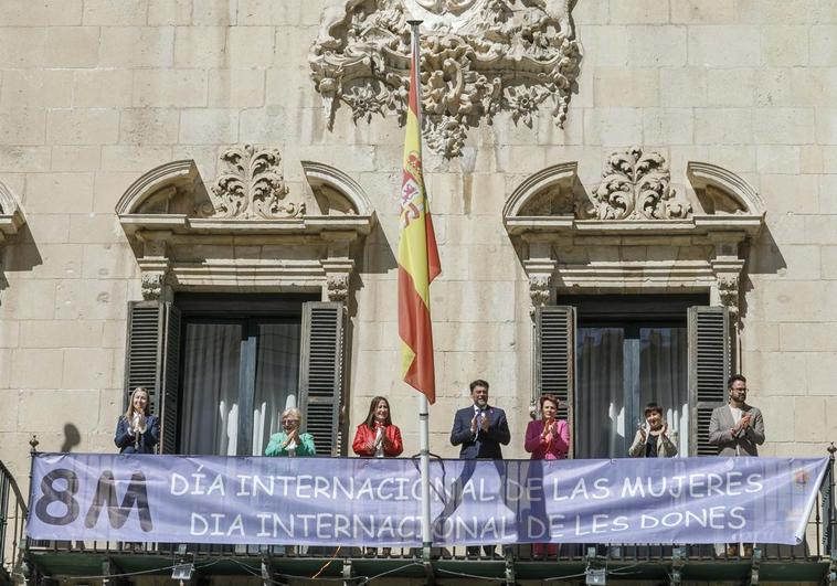La izquierda planta al equipo de gobierno de Alicante en la celebración institucional del Día de la Mujer