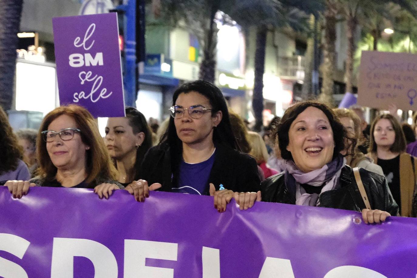 Miles de personas recorren Alicante en la manifestación del 8M