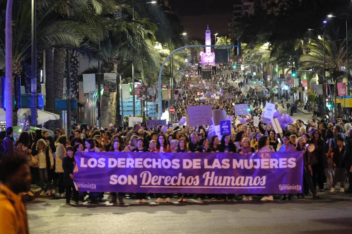 Miles de personas recorren Alicante en la manifestación del 8M