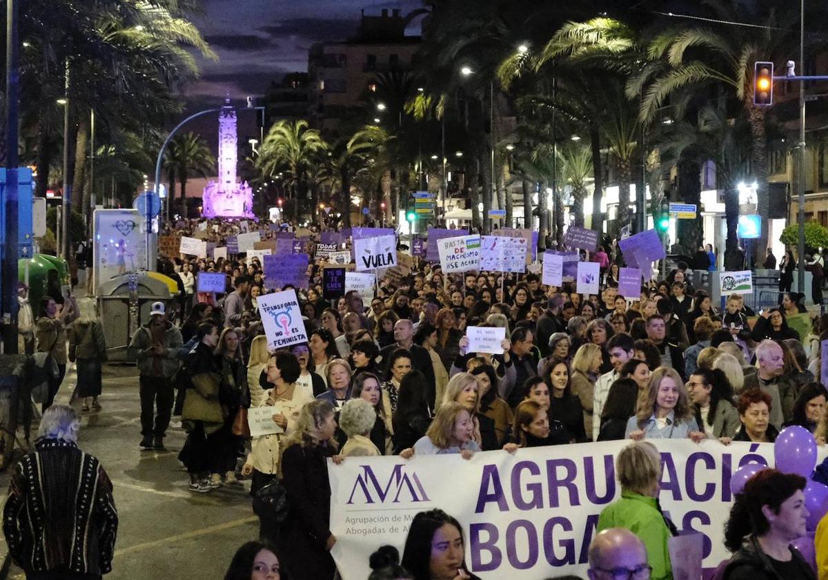 Miles de personas recorren Alicante en la manifestación del 8M