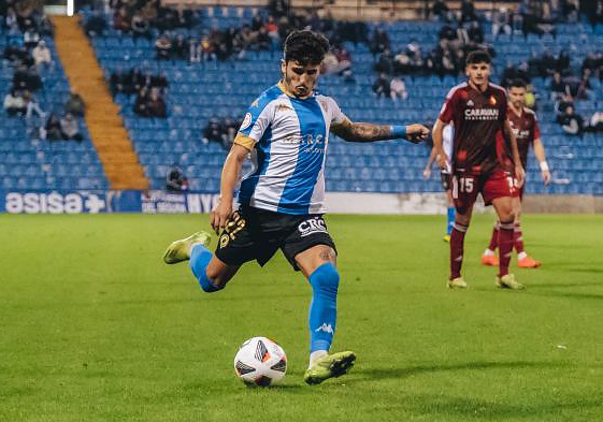 Golpeo de balón de Cedrés ante el Deportivo Aragón