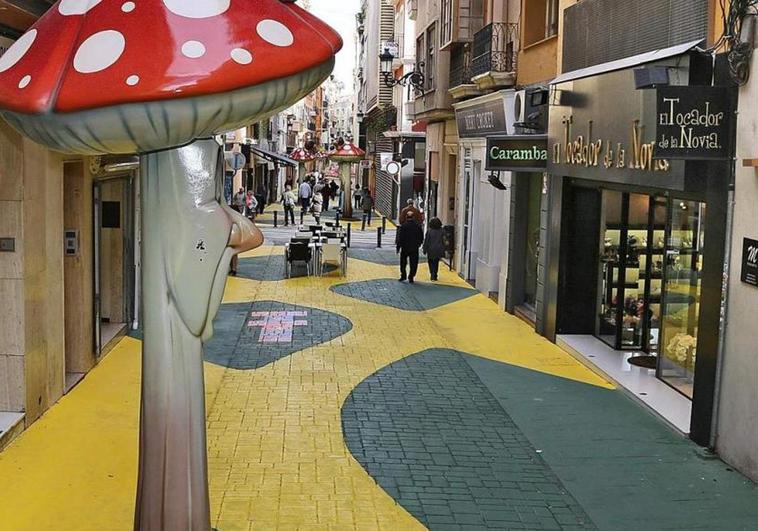 Calle San Fernando, una de las galería comerciales de Alicante.