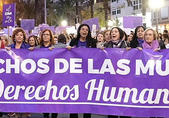 Yaissel Sánchez etre Josefina Bueno y Ana Barceló en la manifestación del 8M en Alicante.