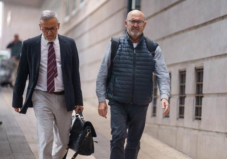 El exdiputado nacional del PSOE, Juan Bernardo Fuentes, junto a su abogado, Raúl Miranda, salen de la Audiencia Provincial de Santa Cruz de Tenerife tras declarar por el 'caso Mediador'