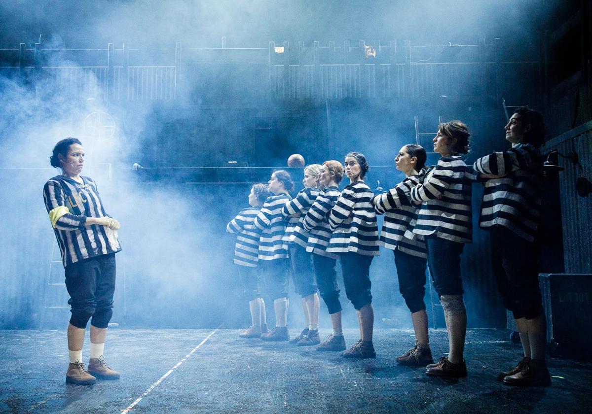 Espectáculo 'Ladies Football Club' en el Teatro Principal de Alicante.